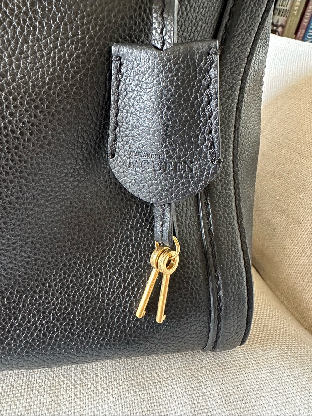 ALEXANDER MCQUEEN Large Padlock Tote Bag Gold Skull Black Leather - Picture 5 of 16